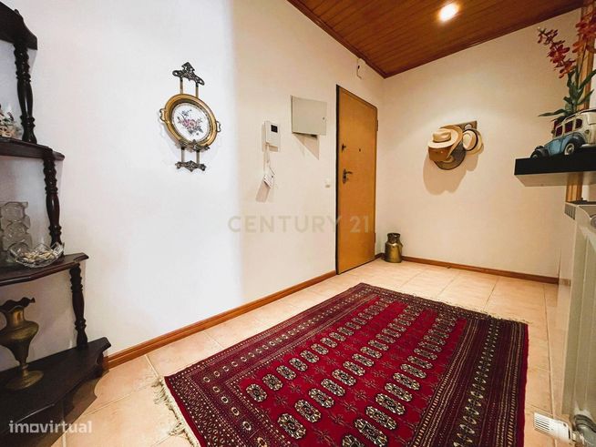 Apartamento T3 com garagem dupla junto ao Palácio Sotto Mayor – Figuei-11