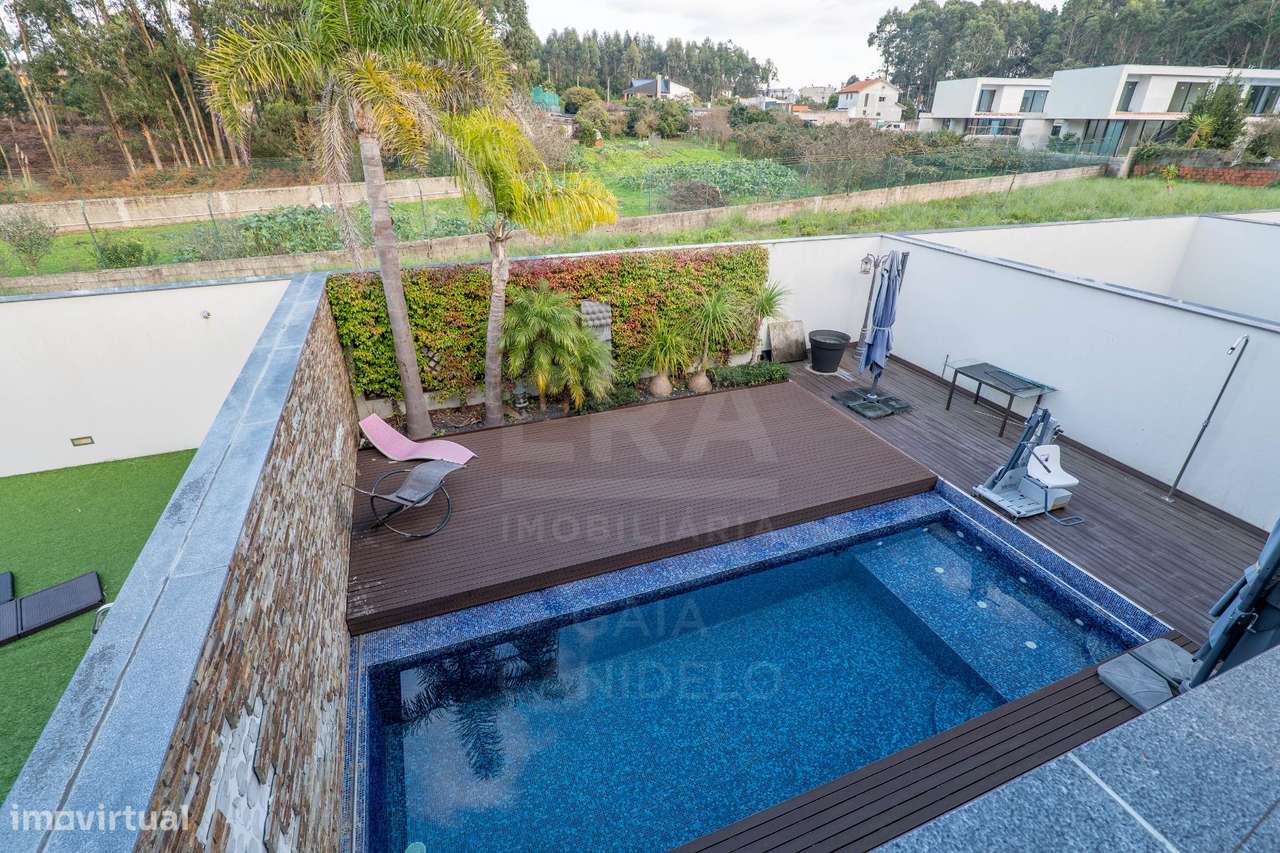 Moradia de Luxo com Piscina na Madalena-17
