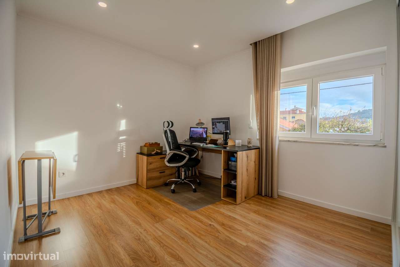 APARTAMENTO T2 remodelado impecável com terraço!-18