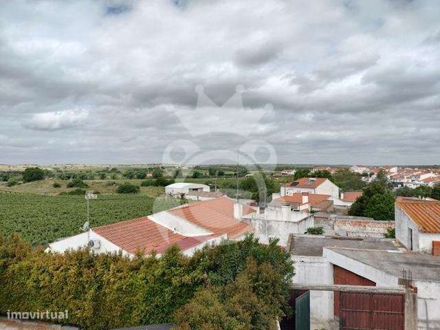 Moradia T4 Totalmente Renovada-9