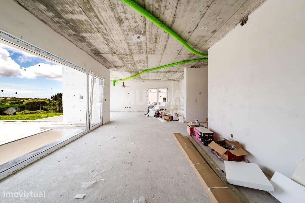 Moradia isolada de design contemporâneo nos Casais Mestre Mendo-6