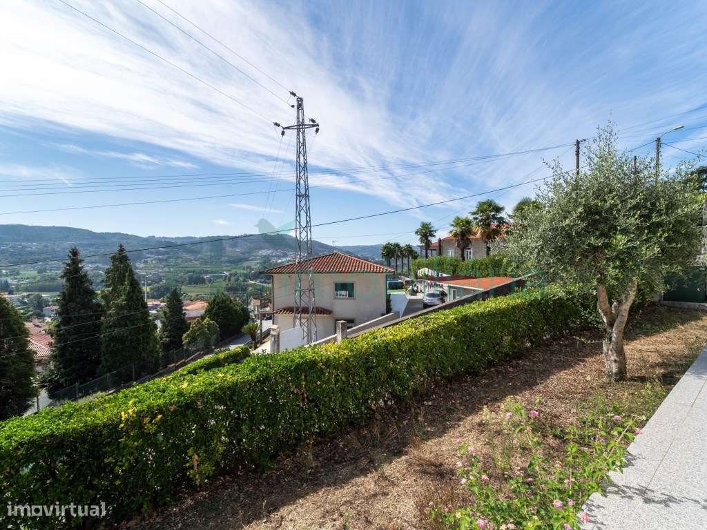 MORADIA TÉRREA COM GRANDE POTENCIAL | GARAGEM E JARDIM-26