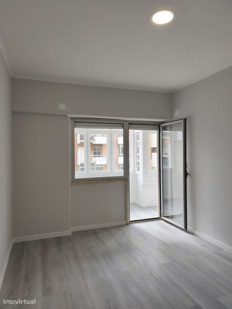 T2 Oeiras, Totalmente Remodelado, Bem Localizado, Com Arrecadação.-24