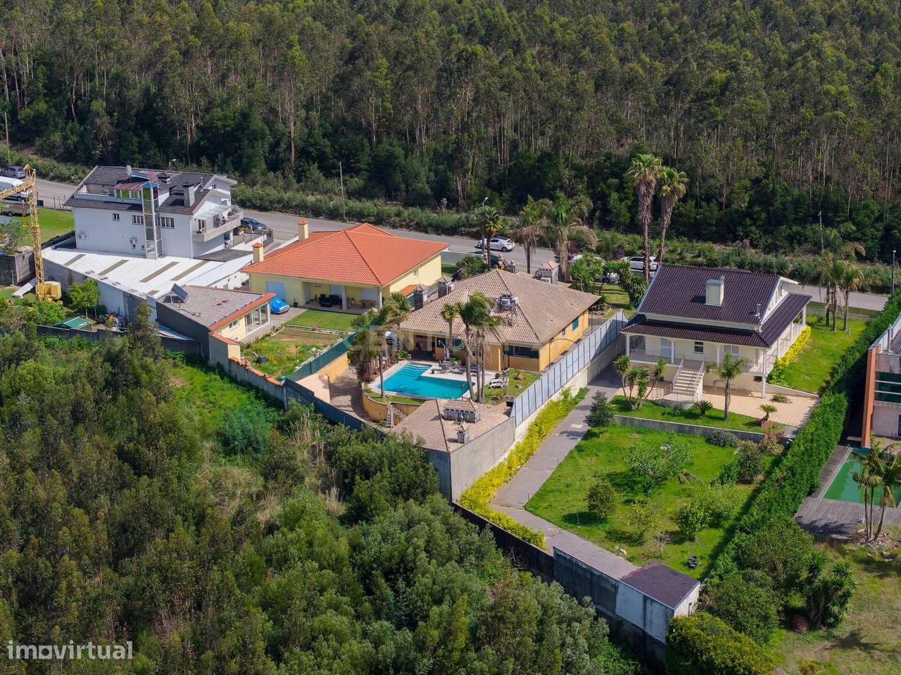 Encantadora Moradia de 4 Frentes-39