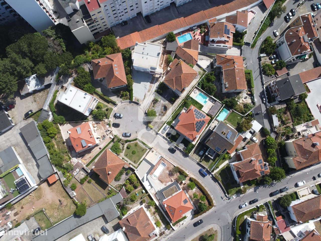 Moradia totalmente remodelada com 6 apartamentos T2 junto à Dias da Si-34