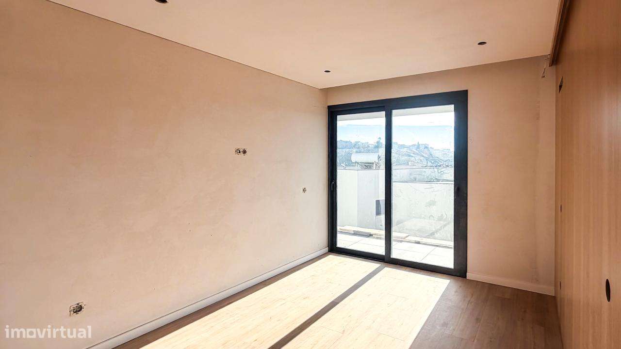 MORADIA NOVA - Com PISCINA  e  JARDIM .-27