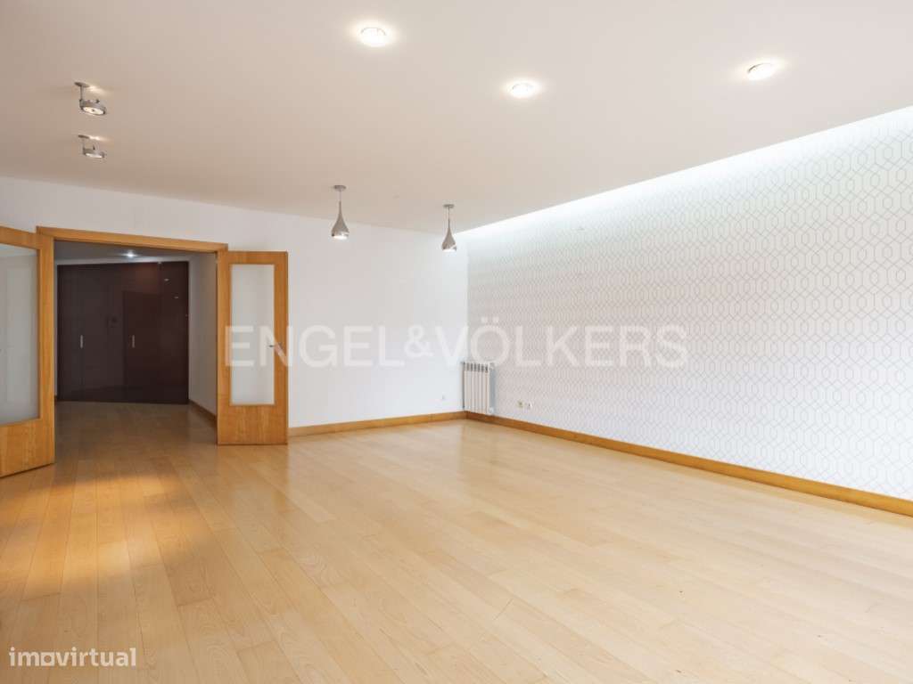 Luminoso T3 com Grandes Áreas na Av. Columbano Bordalo Pinheiro - Grande imagem: 3/25