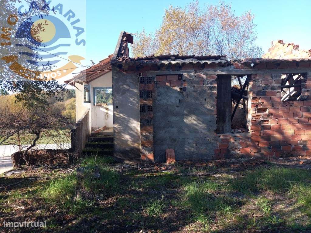 Moradia para recuperar com extenso logradouro - Grande imagem: 2/8