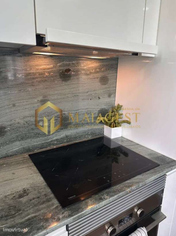 Estúdio Independente Renovado com Mezanino no Coração do Porto - Grande imagem: 5/9