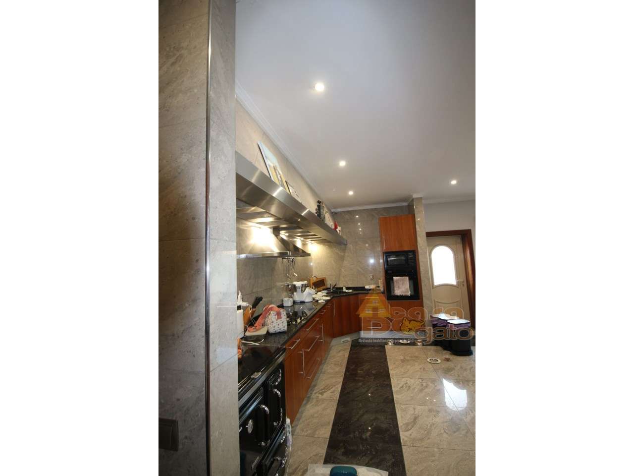 Moradia de 4 frentes com cave de 700 M2-11