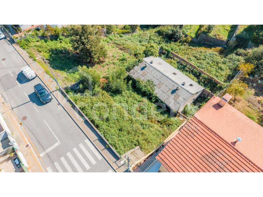 Terreno de 1.330 m² com PROJETO APROVADO para 2 Moradias em Jovim (...-5
