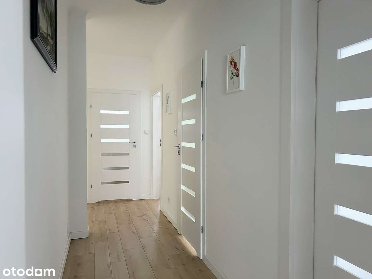 Nowoczesny dom z garażem i zadbanym ogrodem w podmiejskiej okolicy-7