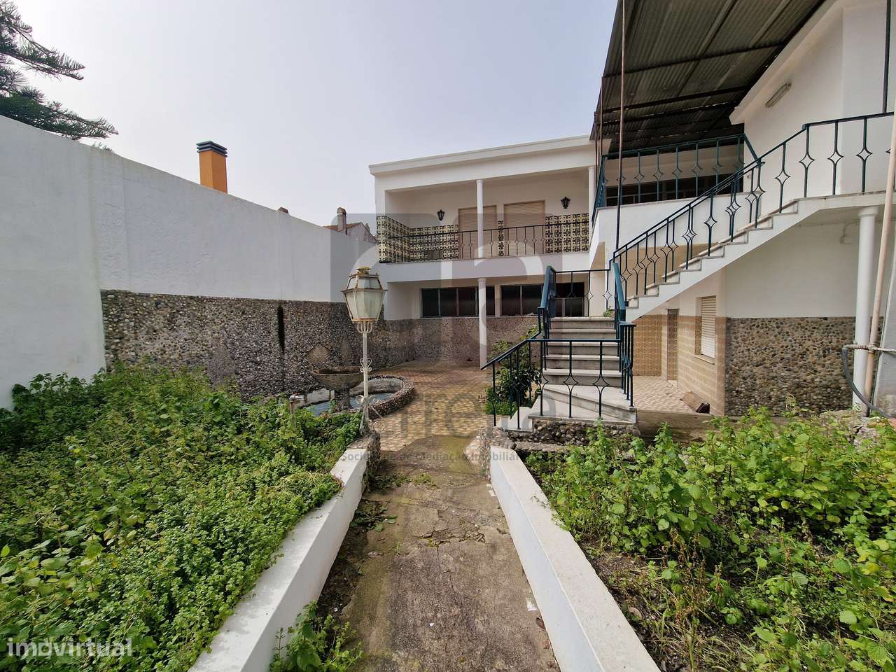 Moradia T4+2 em Almeirim com garagem e quintal-43