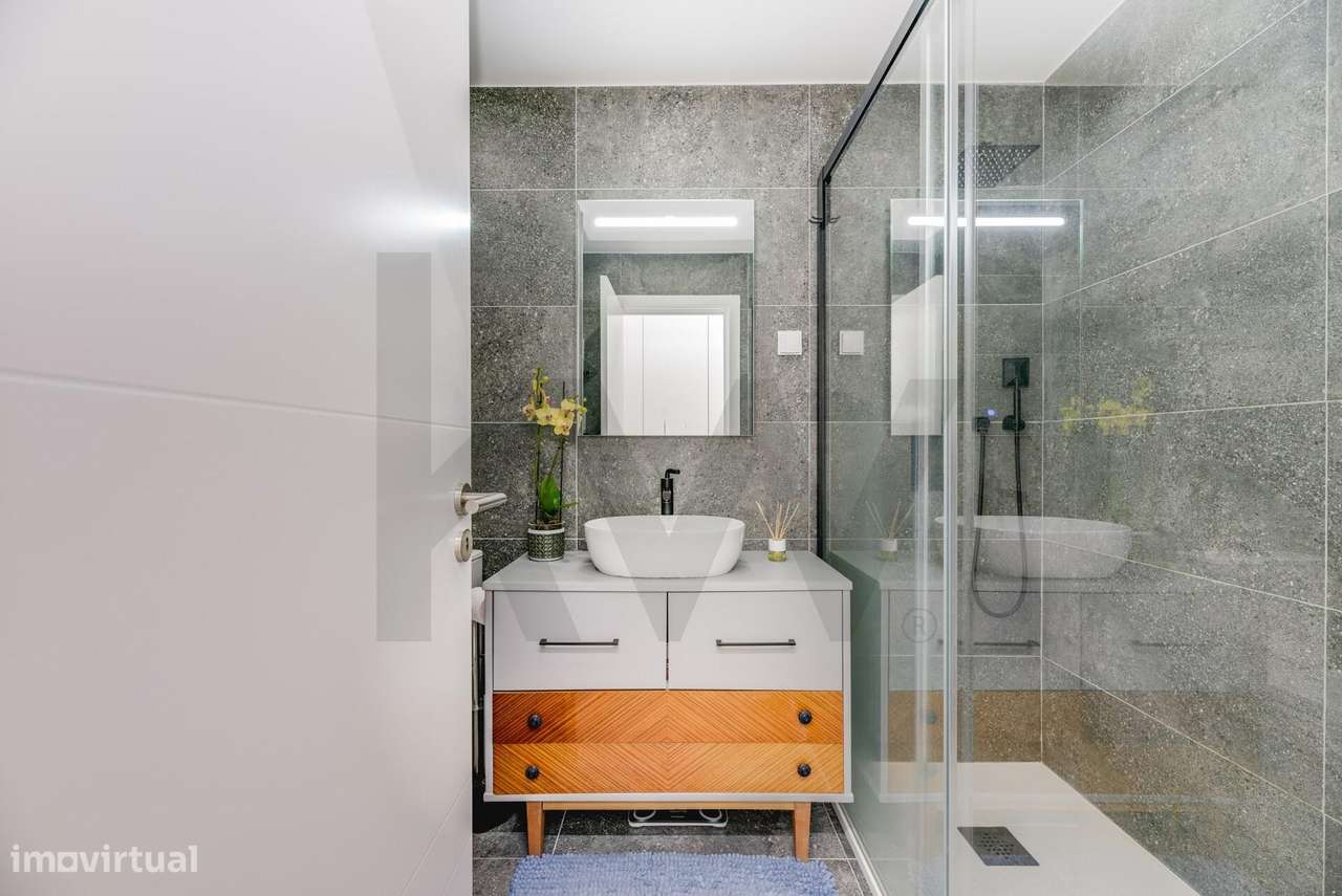 Apartamento T2 totalmente renovado com Suite, Varanda e Arrecadação na-17