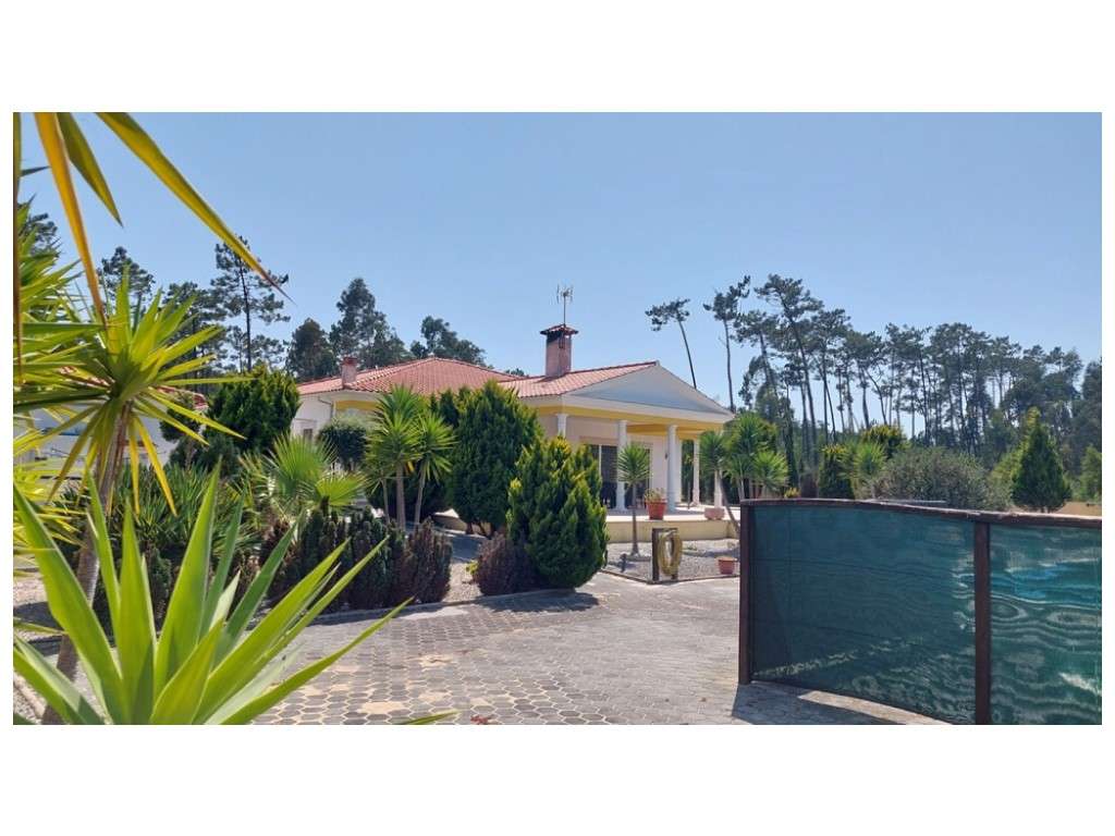 Moradia térrea, individual T4 com piscina e jacuzzi, zona Coimbrão-35