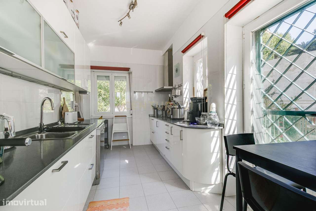 Terreno de 956m2 com duas moradias em Alcântara, Lisboa, uma T4 e T3-52