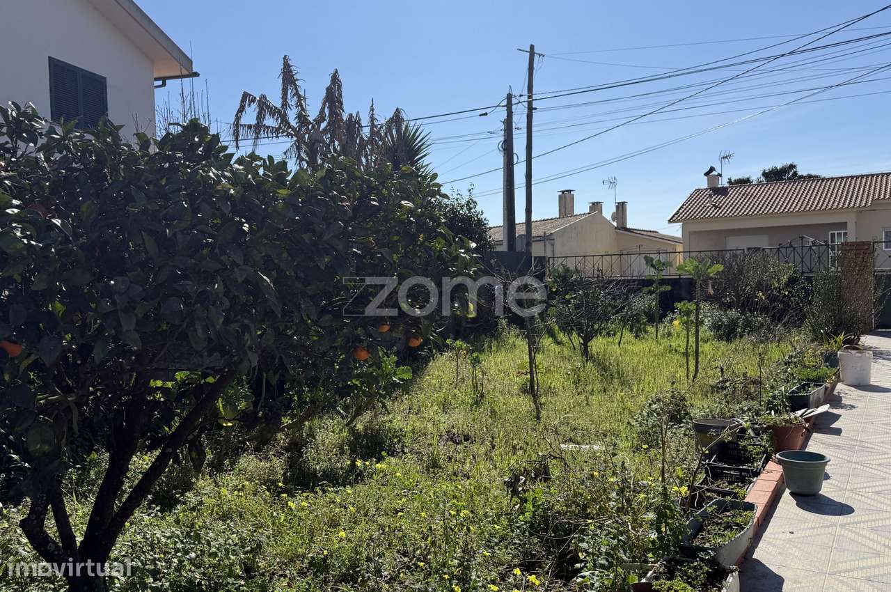 Moradia com terreno e anexos-18