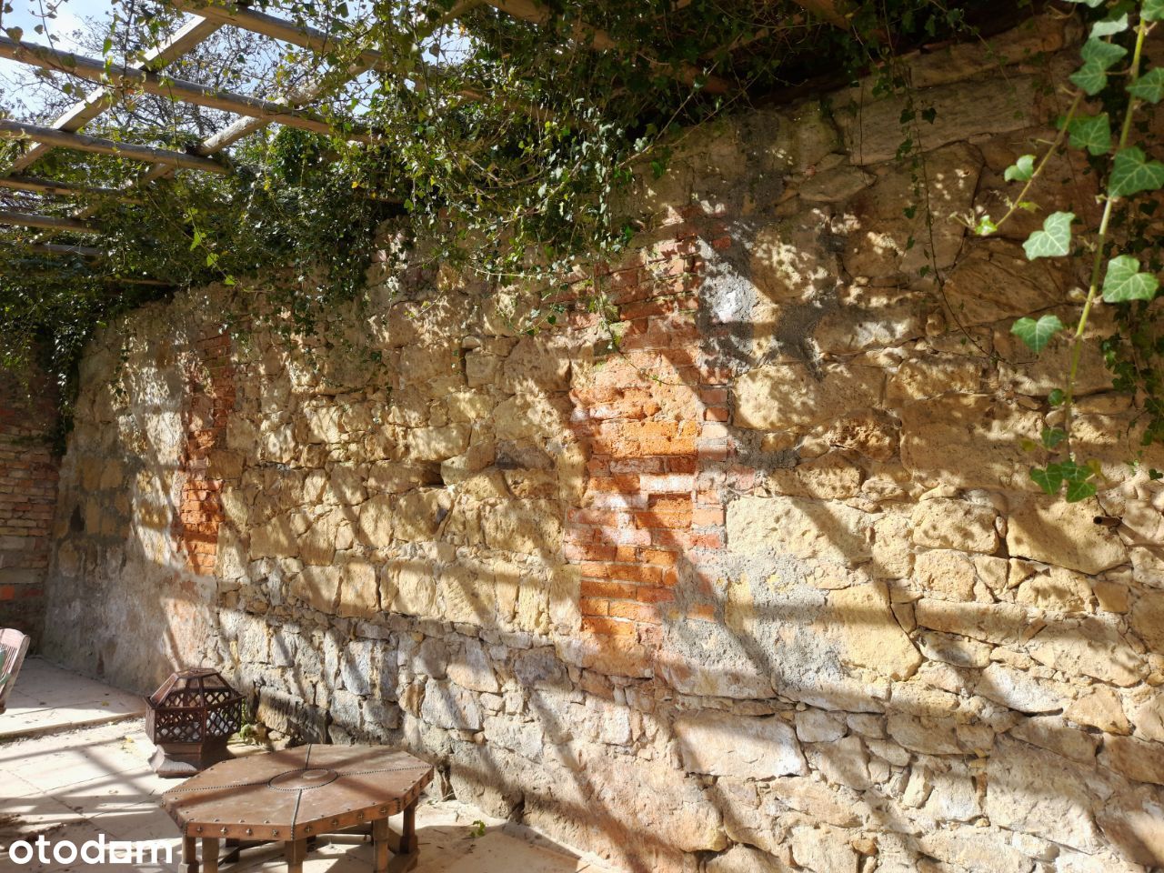 Tradycyjny dom z kamienia w Górach Izerskich