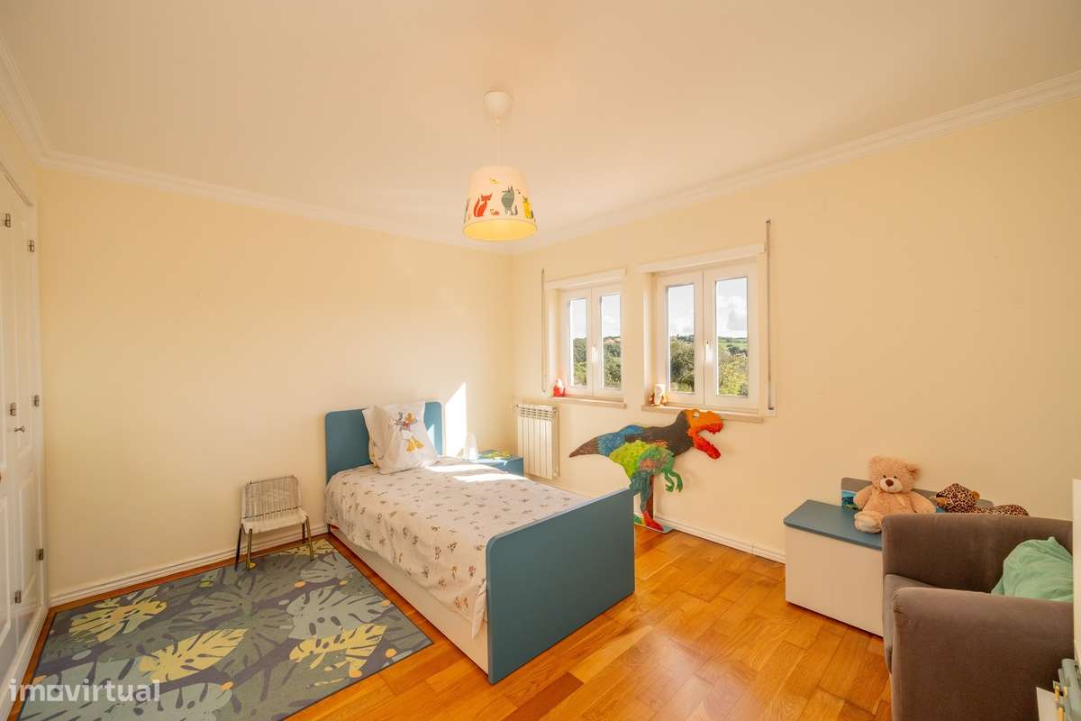 Campo Real: Moradia T4 Isolada com Vista Serra!-25