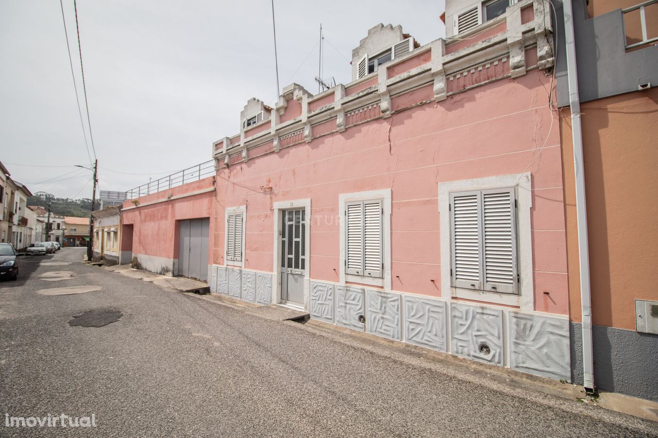 Moradia tradicional de dois andares na vila de Quiaios, com espaço ext