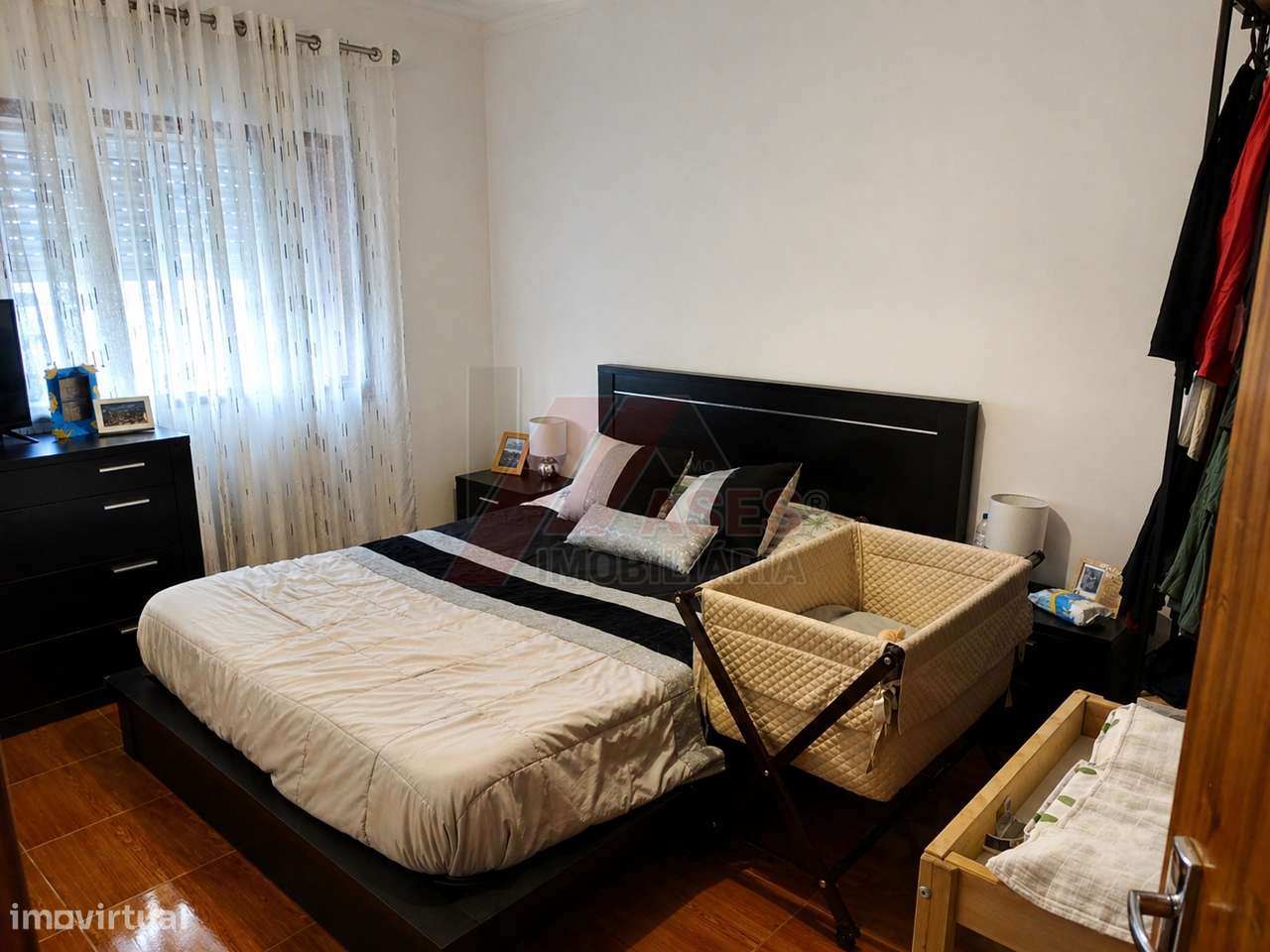 Moradia Espaçosa com 3 Habitações Independentes, Garagens e Terreno –-23