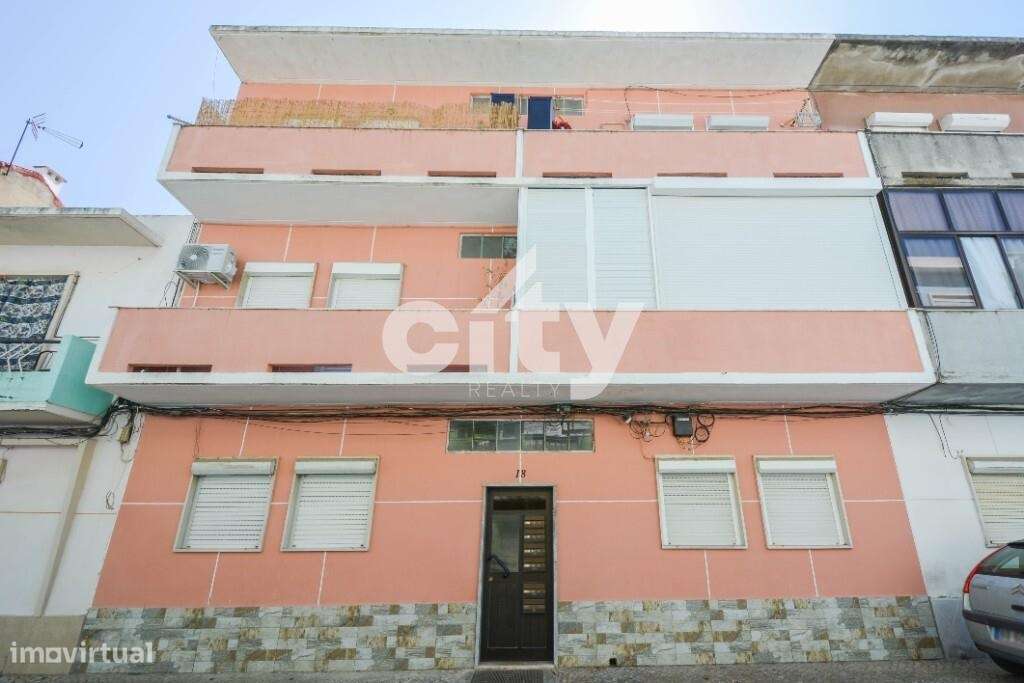 T1+1 Totalmente Remodelado com Varanda e Marquise | Pronto a Habitar |-16