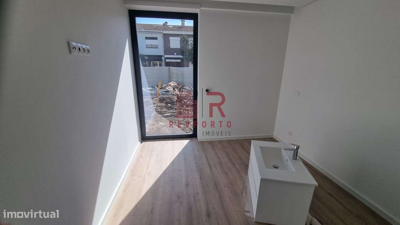 Apartamento T2, com 2 suítes, varanda, jardim e garagem-30