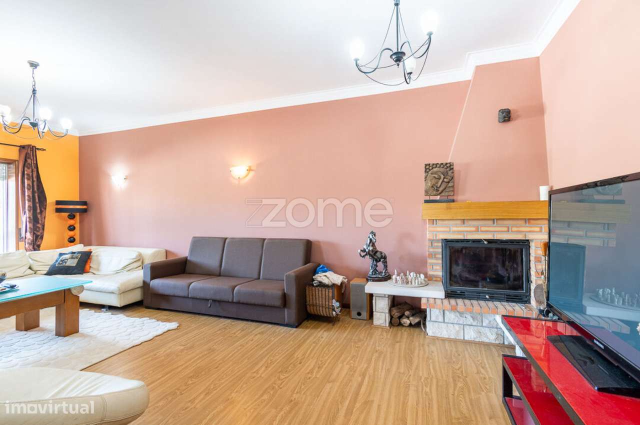 Apartamento T4: A rara combinação de espaço, jardim e garagem - Grande imagem: 3/37