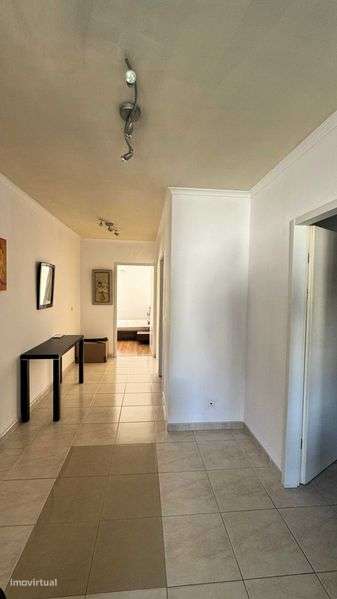 T2 para Arrendar | Luminoso com Salamandra e Garagem em Zona Tranquila - Grande imagem: 5/11