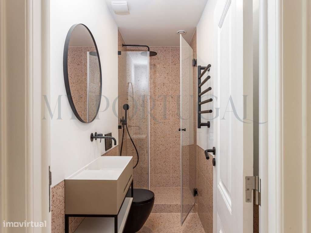 Conforto Urbano num T1 totalmente remodelado com varanda no coração...-9