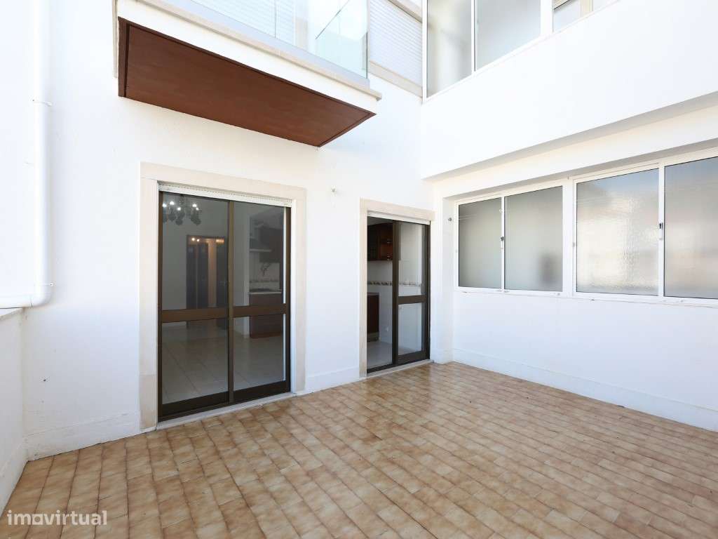 Apartamento T2 com terraço a dois passos da praia, no centro da Nazaré-1