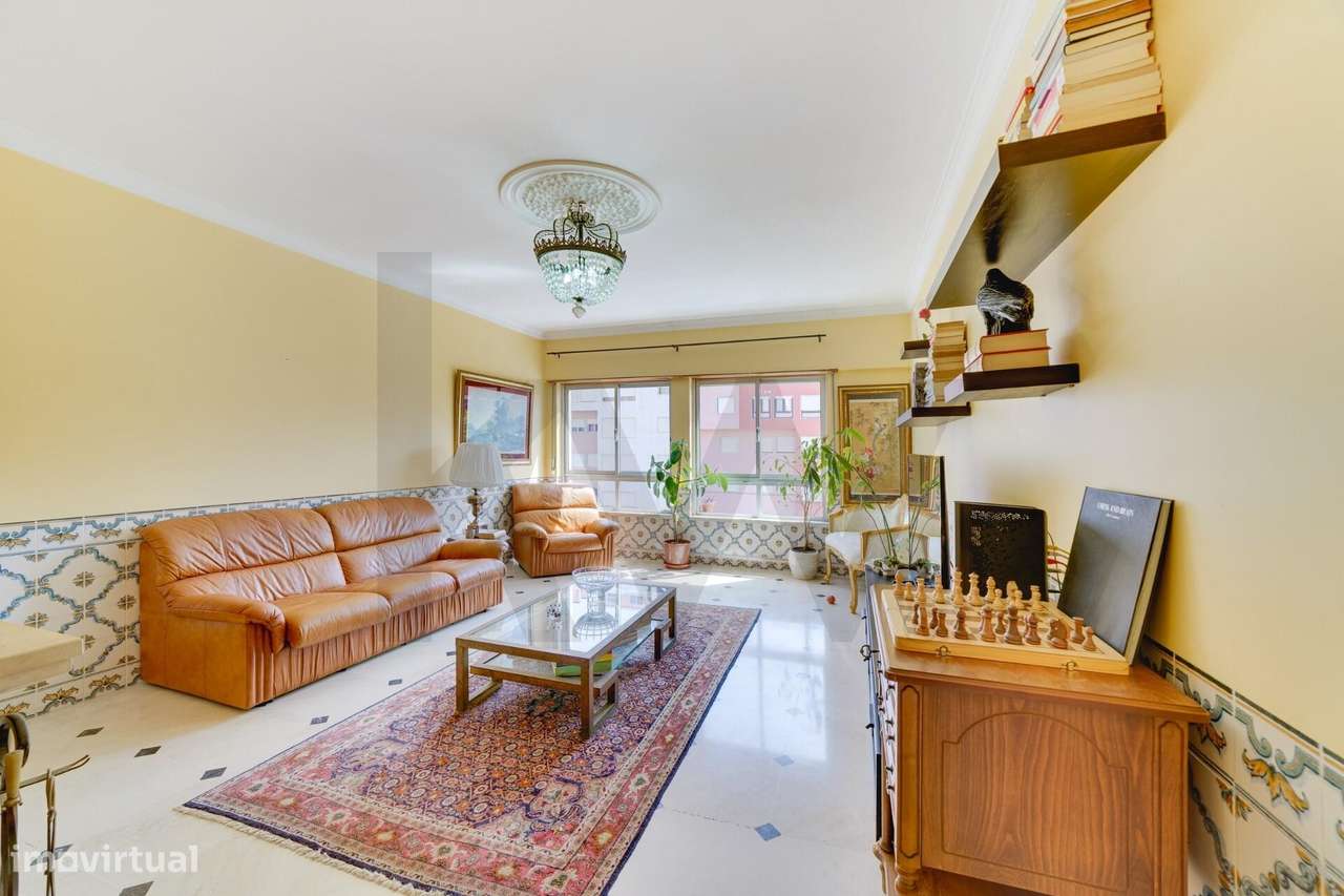 Apartamento T2 em Monte Abraão: Espaço, Luz e Conforto-4