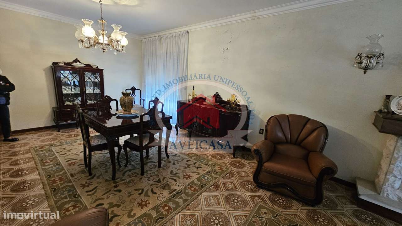 Moradia isolada T5 em bom estado com quintal e garagens-11