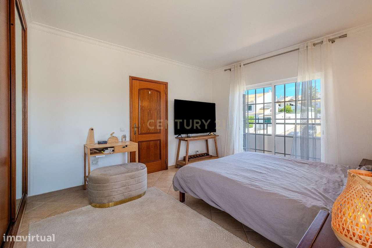 Moradia T2 Geminada C/ 2 Apartamentos Independentes e 238 M2 de Área E-15