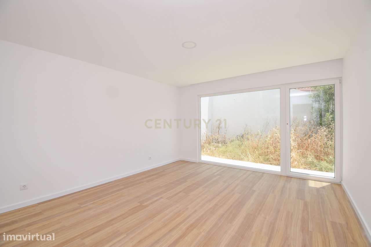 Moradia T4 de Arquitetura Moderna e Sustentável em Famões - Casal do R-38