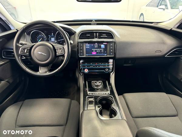 Jaguar XE 2.0 T Prestige - 5