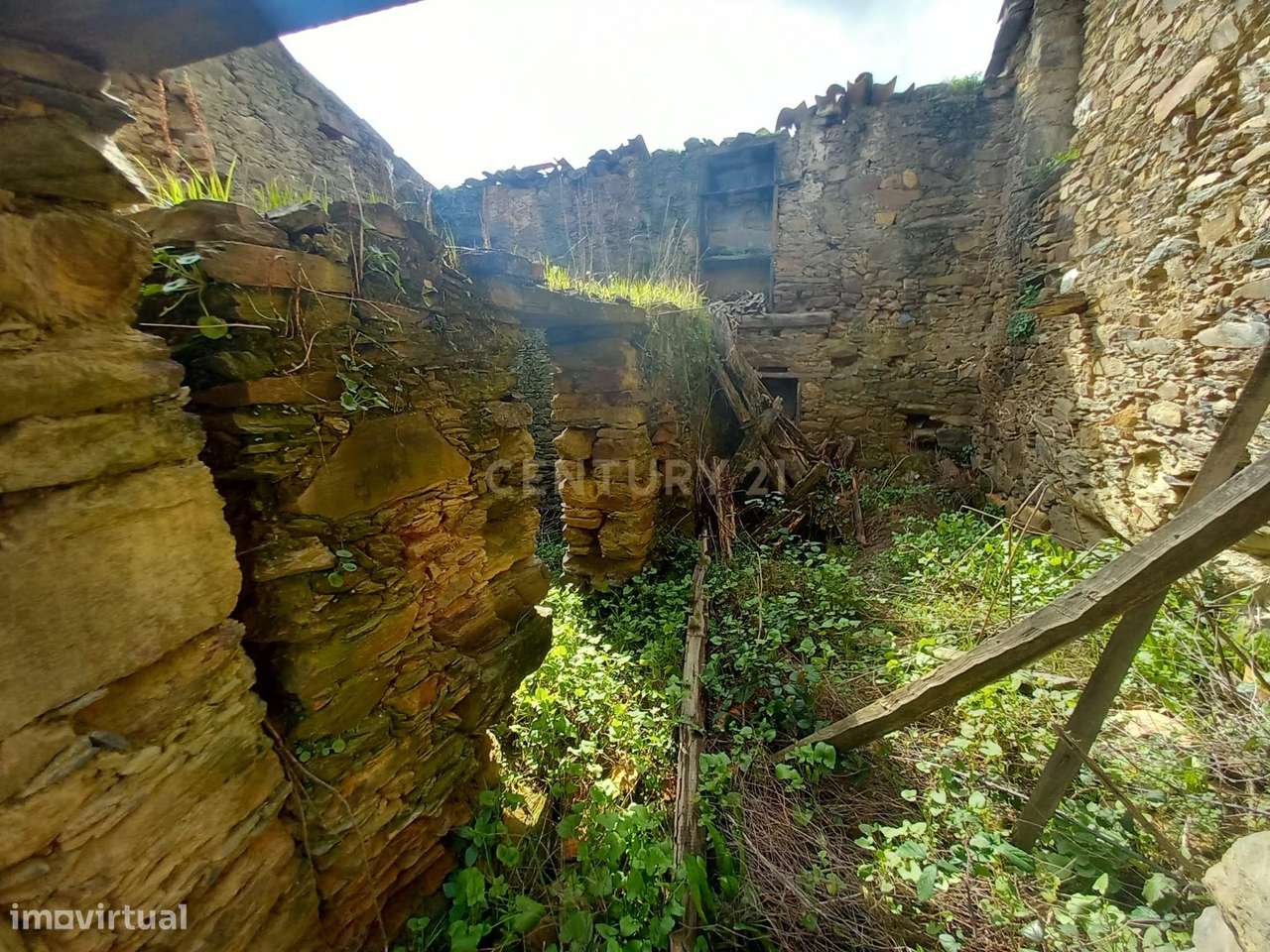 Ruina com logradouro - Grande imagem: 2/11