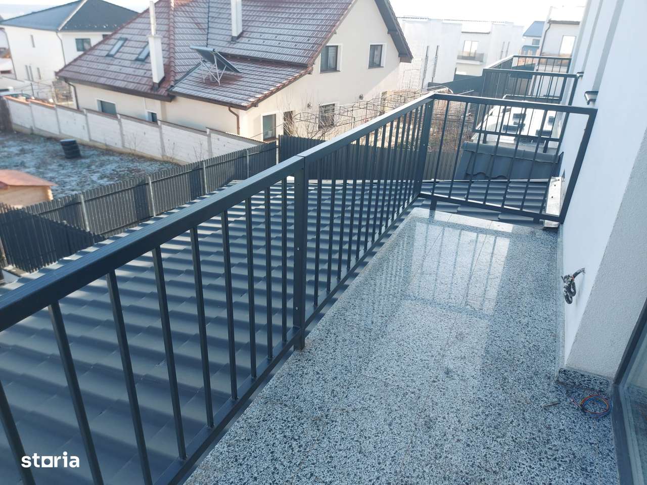 Casă cu 4 camere încălzire în pardoseală, terasă acoperită și pivniță-16