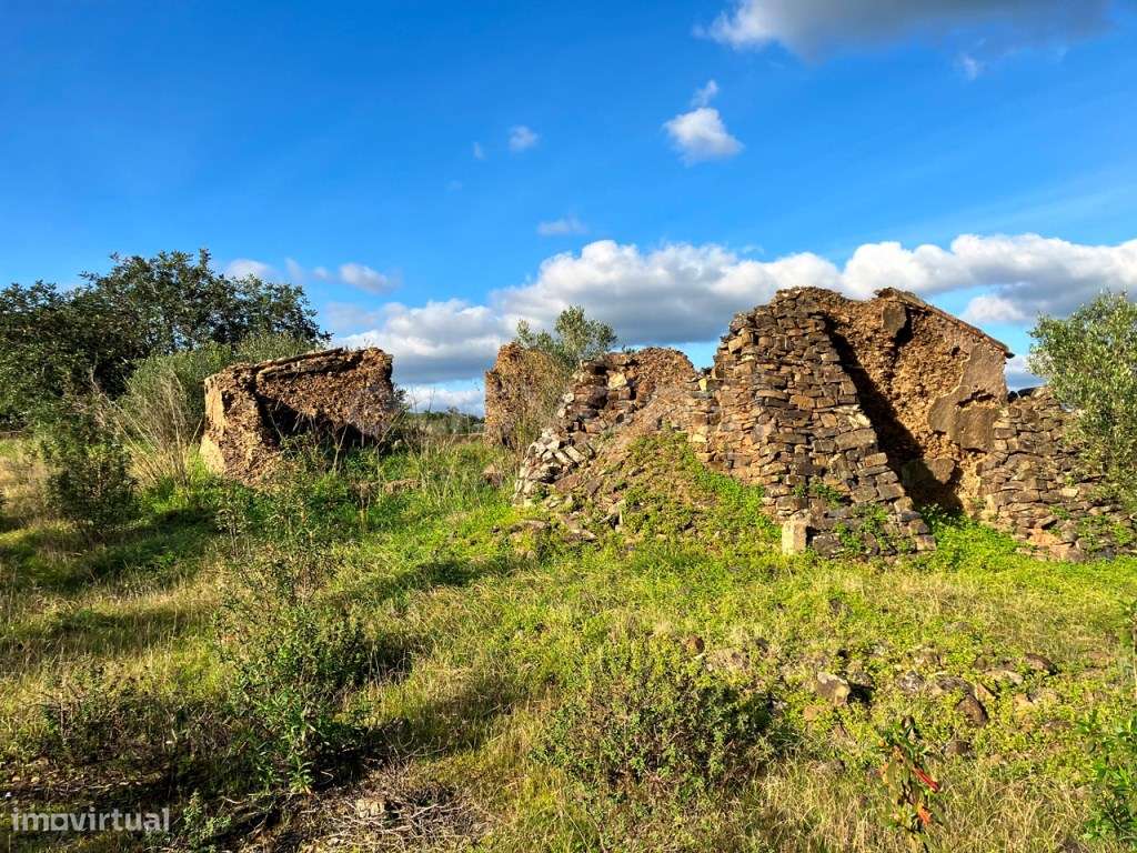 Terreno na Ribeira do Arade com ruina e furo de água com 14000m2 - Grande imagem: 3/19