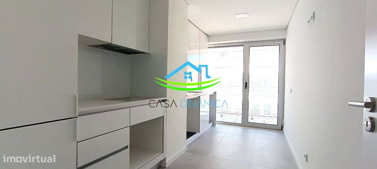 Apartamento T2 com 2 wcs, Parqueamento e Arrumo novo na marginal - Grande imagem: 2/37