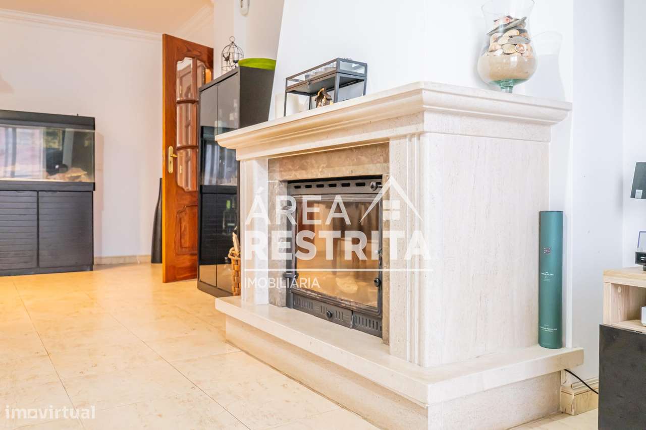 Apartamento T3 com parqueamento e elevador nos Fidalguinhos, Barreiro-7