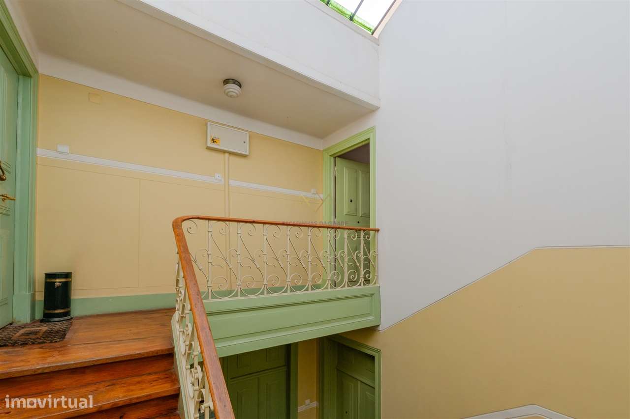 Elegância na Lapa: T2+2 com Alma e Vista Desafogada-27