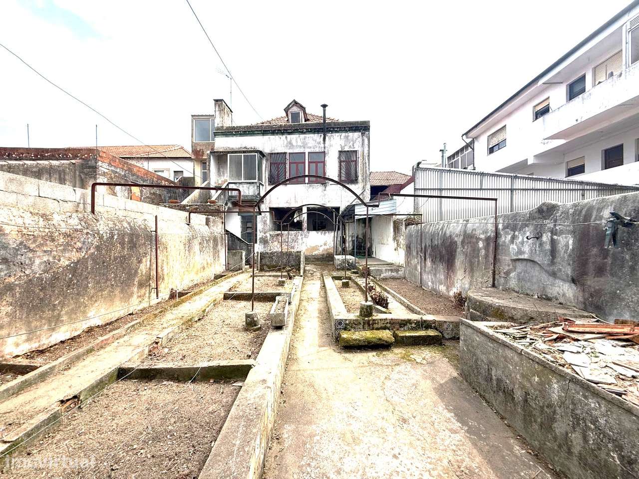 Moradia de Traça Apalaçada com Lojas  no Centro Histórico de Ovar-43