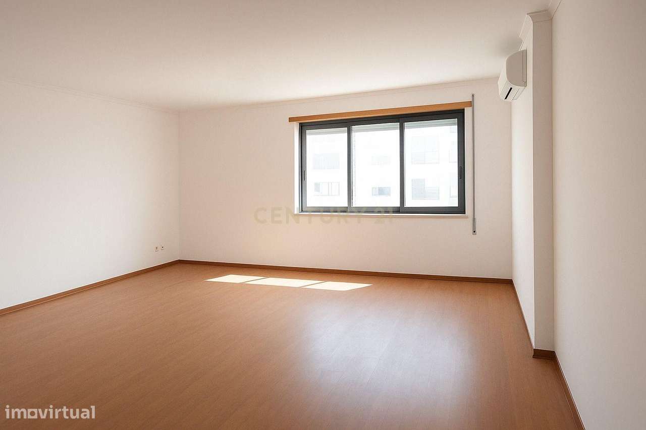 Apartamento T4 com Excelentes Áreas numa Zona Residencial de Excelênci-5