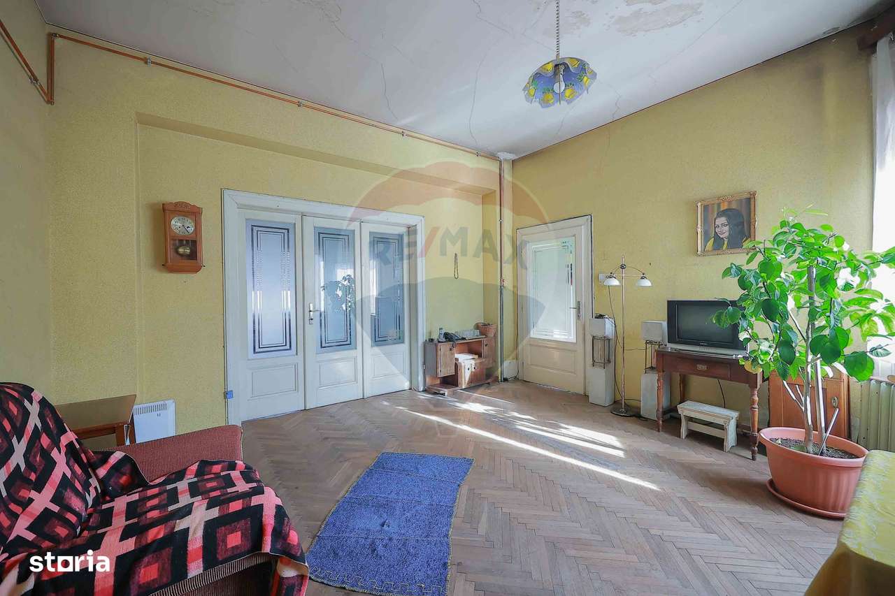 Casă Evreiască de Vânzare, Singur în Curte în zona Ultracentral-13