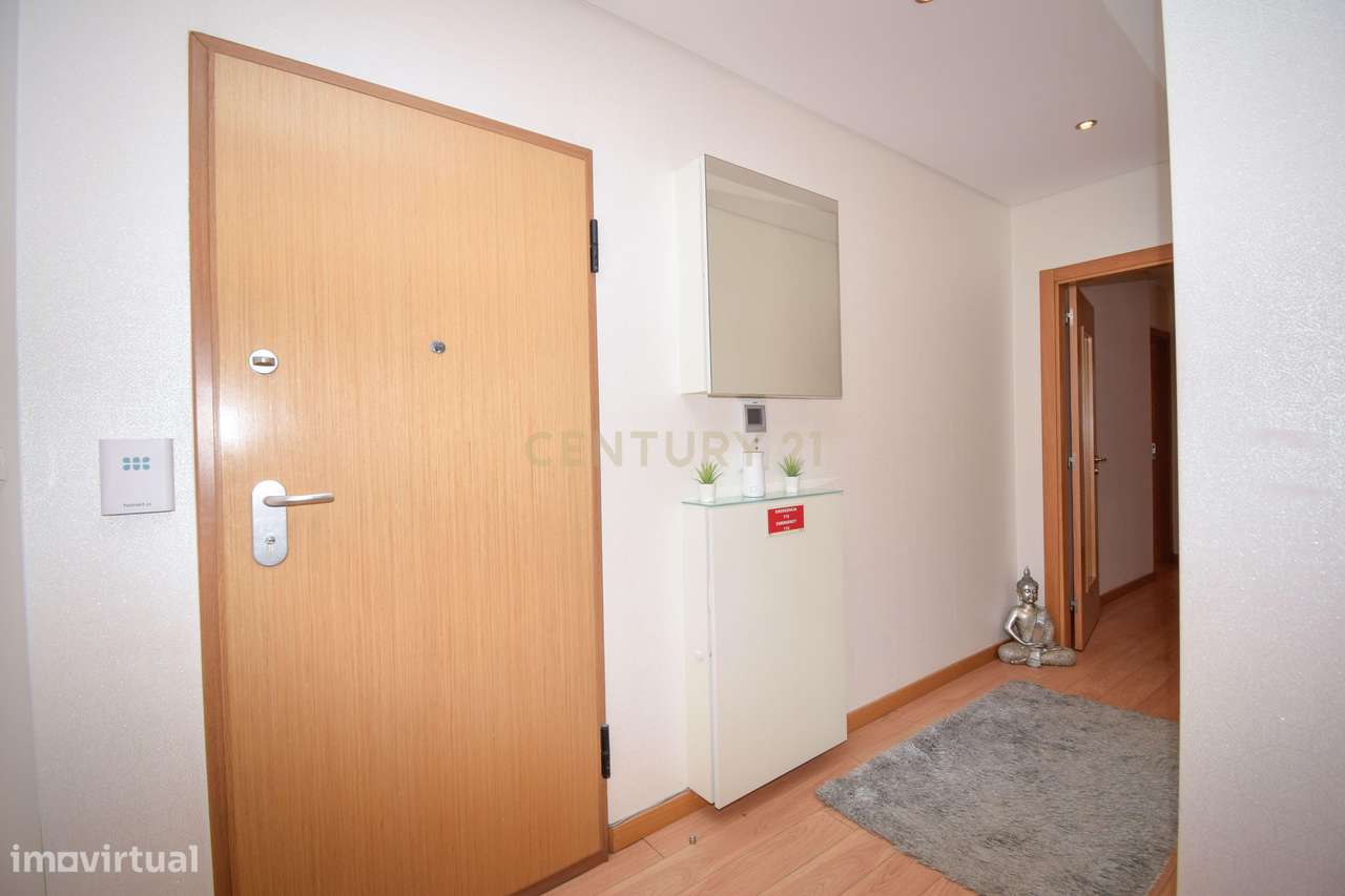 Apartamento T3 com Áreas Generosas e Vista Desafogada-17