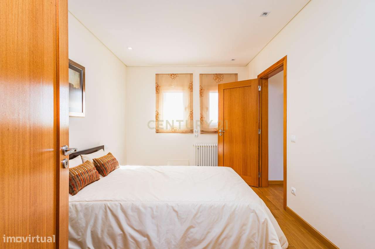 Moradia Exclusiva com Piscina, Jardim e Áreas Amplas-26