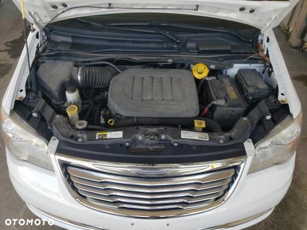 Chrysler Town & Country - 7