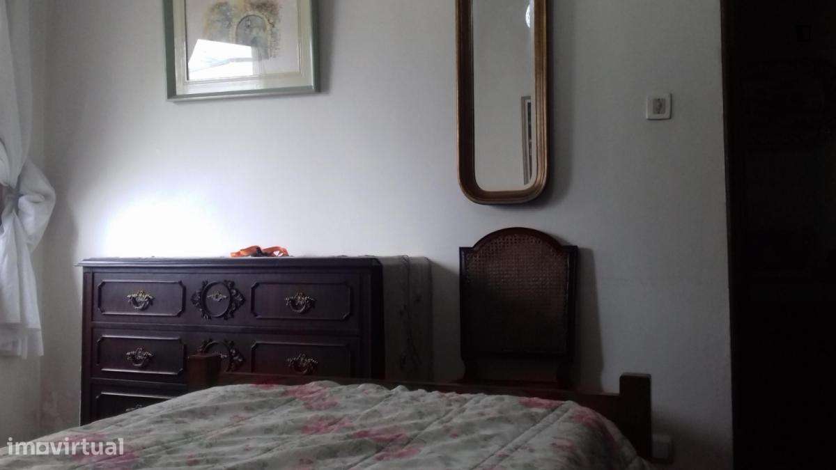 Quarto - localizado em Pedrouços Porto - Grande imagem: 2/6