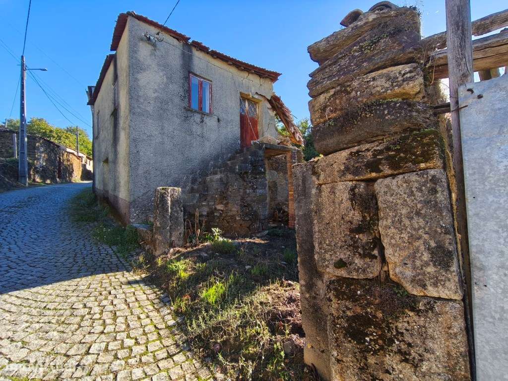 Ruina com terreno, no coração de aldeia tranquila e muito próxima d...-2